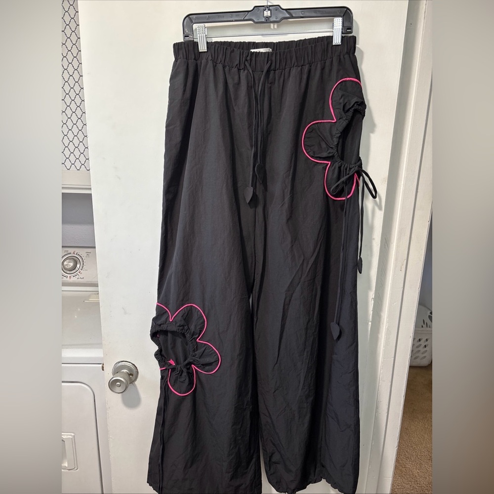 NWT LYN AROUND Black Parachute Wind Pants Wide Leg Cut Out Flowers Size L